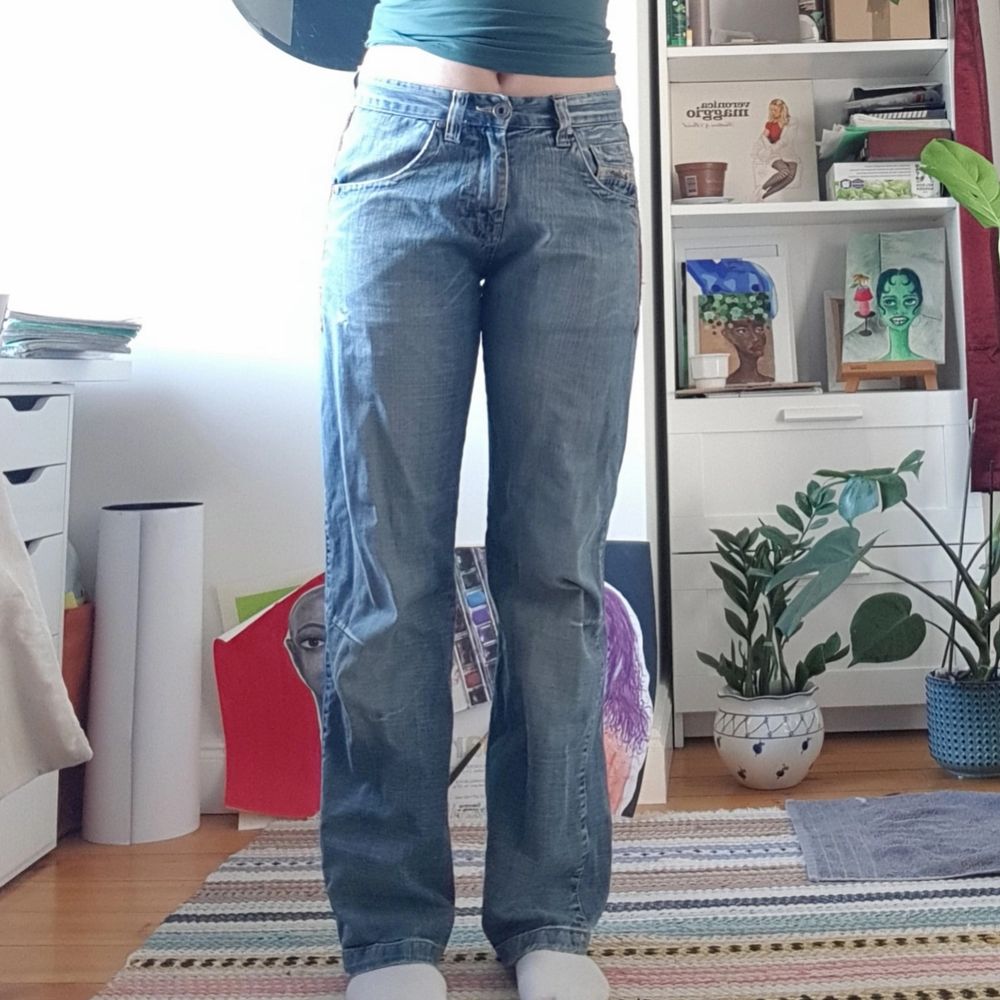 Jättefina jeans från humana!! Medelhög midja. Jag brukar ha kanske w31 i den här sortens byxor. Fint skick, dm för mått! På humanas tradera stod det att de var 38 i strl. Är 173 på bilden. Har inte kollat upp frakten än😊🐬!!. Jeans & Byxor.
