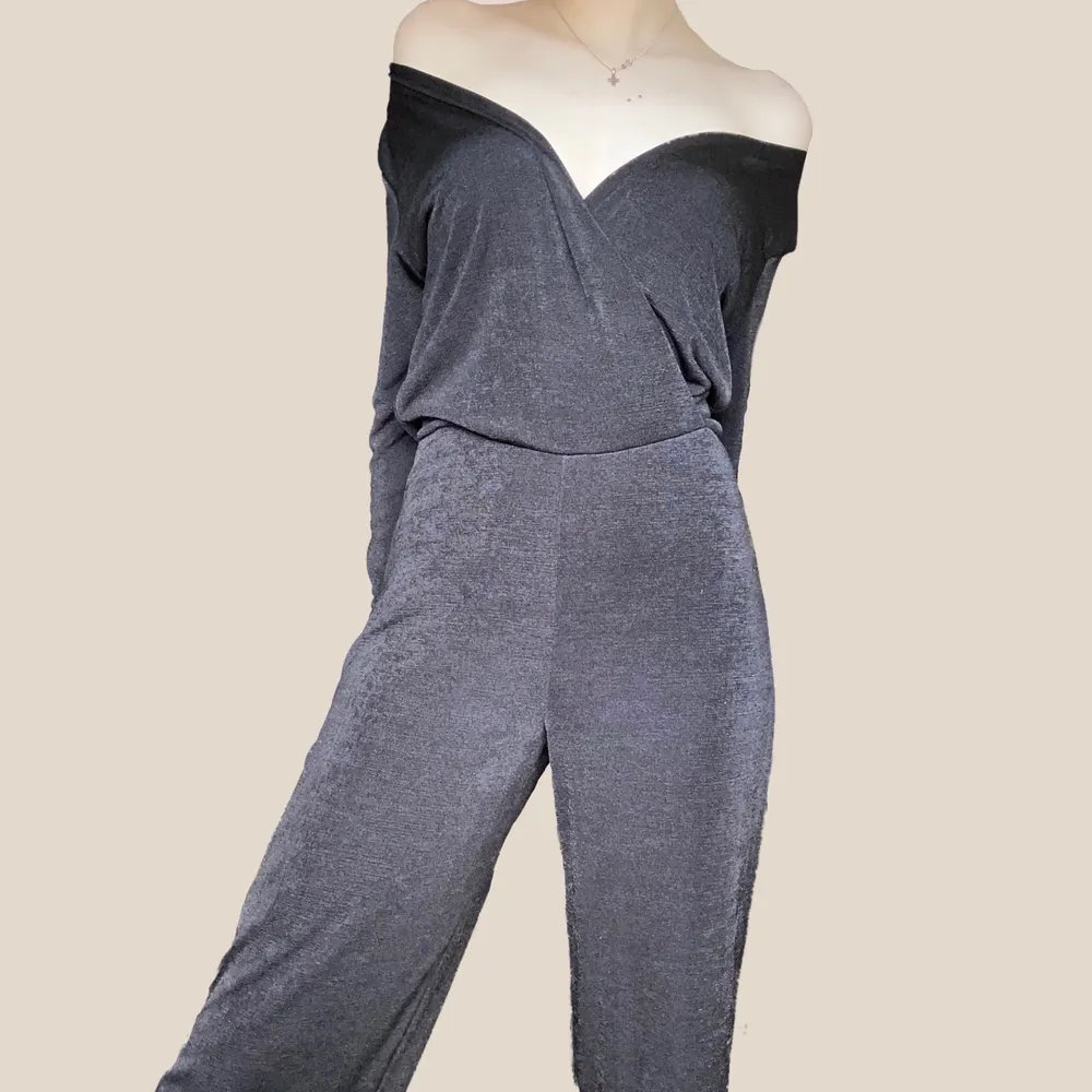 En mysig svart jumpsuit/byxdress från NLY Trend i storlek M, mjukt material under så den är inte see-through. Jag har storlek S och den är lite lös på mig. Passar jättebra till fester. . Kostymer.