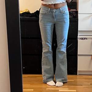 ett par low waist ljusblåa typ bootcut jeans, storlek 34, säljer då dom är lite för tajta för mig runt midjan💕