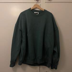 Grön oversized sweatshirt från weekday i storlek M!