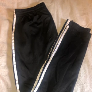 Adidas mjukis - Säljer dessa adidas mjukisarna i storlek 38. Innerbens längden är 70cm och midjan är strechig och knytbar!