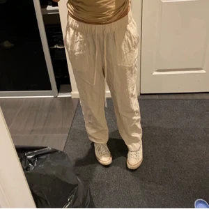 Linnebyxor  - Lägger ut dessa linnebyxor om på nytt fast billigare. Säljer de för 100 kr+köparen står för frakt💕nästan helt oanvända. De är i storlek M från h&m