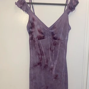 Y2k Klänning - Y2k Klänning Klänning med asymmetrisk slits, tie dye glittrar vid visst ljus se bild! Polyester, Nylon & Spandex (stretchig)