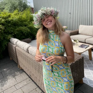 Sommarklänning från zara i storlek xs  - En underbar sommarklänning från zara. Fungerar både på fester men även en vanlig middag. Djup i ryggen. Lite smutsig på baksidan längst ned vid fötterna som man ser på tredje bilden (dock inget du ser vid användning). Säljer då den ej används tillräckligt