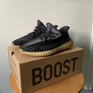 Yeezy Boost 350 V2 ”Carbon” - Säljer ett par Yeezy 350 Carbon i storlek EU 42 2/3  US 9 (Passar storlek 43/44). Cond: 7/10 box , kvitto , nya skosnören , alla lappar medföljer! Säljer för 1799kr då nypris är 3800kr. (mer bilder kan lösas i DM)