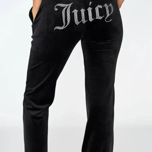 Juicy byxor med diamant  - Säljer mina juciy byxor med diamanter på, dom är använda ganska många gånger men är i bra skick. Säljer dom för 500 och kontakta mig för fler bilder eller om ni undrar nått💗