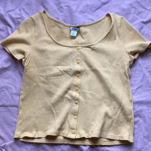 Gul topp från Monki - Den här toppen säljer jag för att jag inte har användning för den längre. När jag har använt den har jag bara knäppt två knappar och låtit resten vara, vilket toppen passar bra för. På mig som är en 38a/36a i toppar passar den bra. 