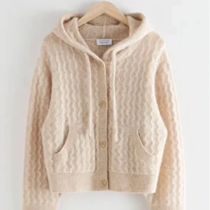 Stickad tröja &otherstories, Oversize Button Up Cable knit hoodie - Säljer min eftertraktade stickade tröja I storlek S ifrån &otherstories, köptes för ett halv år sen. Den är helt slutsåld på hemsidan och är i jättebra skick. Orginalpris var 890kr men säljer för 350kr. Köparen står för frakt.