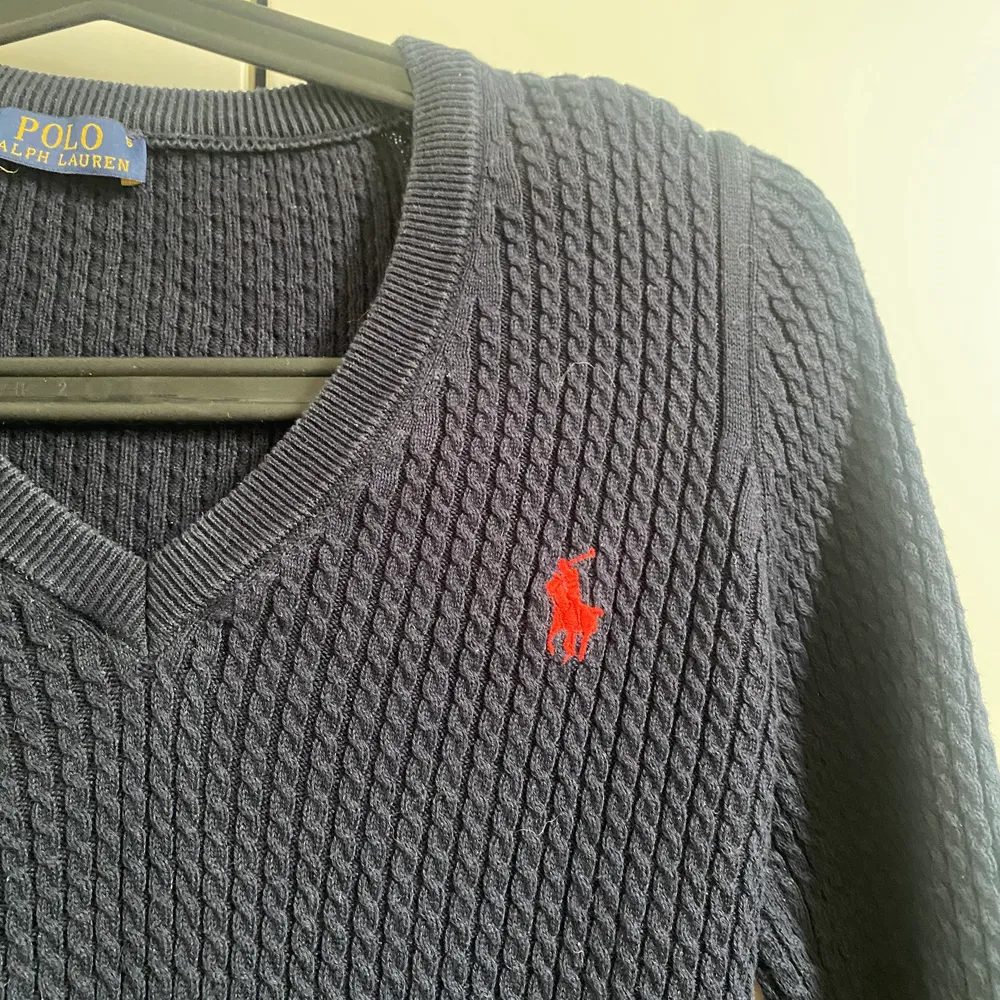 Marinblå Ralph Lauren sweatshirt. Köparen står för frakt och priset kan diskuteras.. Tröjor & Koftor.
