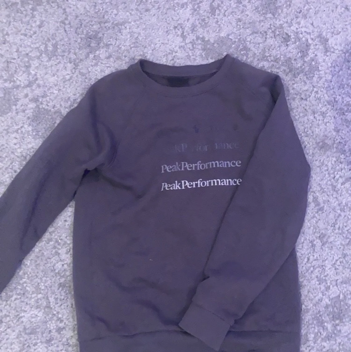 Grå peak performance sweatshirt