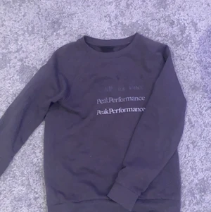 Grå peak performance sweatshirt  - Jätte snygg tröja har använten 2 gånger!😊 den kostade 500 men jag säljer den för 200 den är för 10 12 åringar