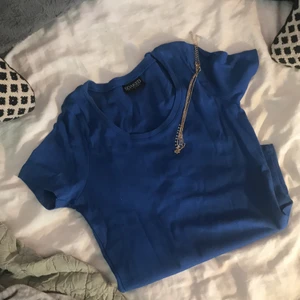 Soaked in luxury topp köpt på second hand! Aldrig andvänt själv ‼️ - En söt och enkel stark marinblå tshirt med märkets tryck, perfekt för sommarn! 🌸🪷🌾