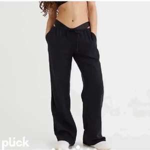 Linnebyxor hm - Säljer dessa fina linnebyxor från hm som är slutsålda på hemsidan därför att de var för stora i midjan på mig.  Går precis ner till fötterna på mig som är 166 cm.🥰