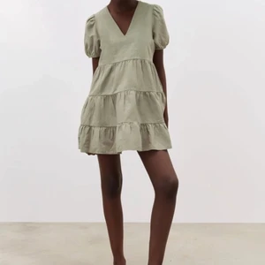 Grön volang klänning från zara - Säljer denna snygga gröna volangklänningen som är köpt från zara för ett år sen! Använts fåtal gånger men är i fint skick! Skriv för mer frågor, Frakt är ej inräknad!💗