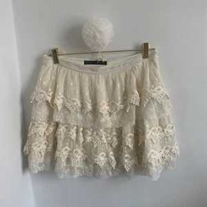 Volangkjol - Sjukt snygg & unik benvit volangkjol från Zara i storlek M!💞 Köpt secondhand så är lite sönder men inget man märker.  Köpet sker antingen med Rocker här på Plick eller swish.