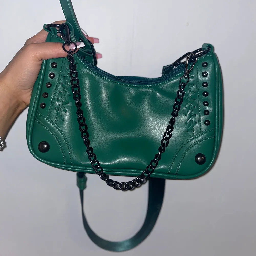 Aldrig använd, cool väska i färgen grön.(Den är mer grön i verkligheten). Väskor.