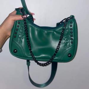 Aldrig använd, cool väska i färgen grön.(Den är mer grön i verkligheten)