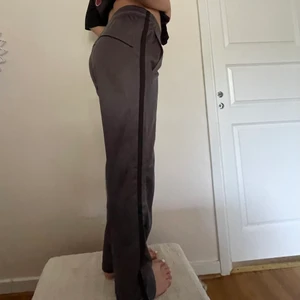 tracksuit pants - ett par tracksuit byxor som man kan ha både högmidjat och lågmidjat, vet inte vart dem kommer ifrån.