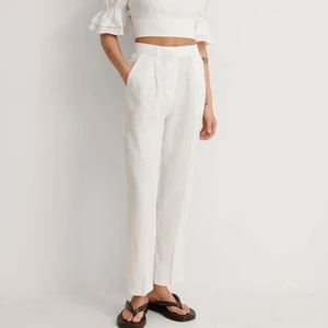 Linnebyxor Nakd - Vita linnebyxor från Nakd Stl 34 köpta förra året men knappt använda Max 5 ggr därav fint skick. Fickor på sidorna och dragkedja upptill 💕💕💕 nypris 649kr!! Jättetrendig i sommar och slutsålda på hemsidan! 400 ink frakt 