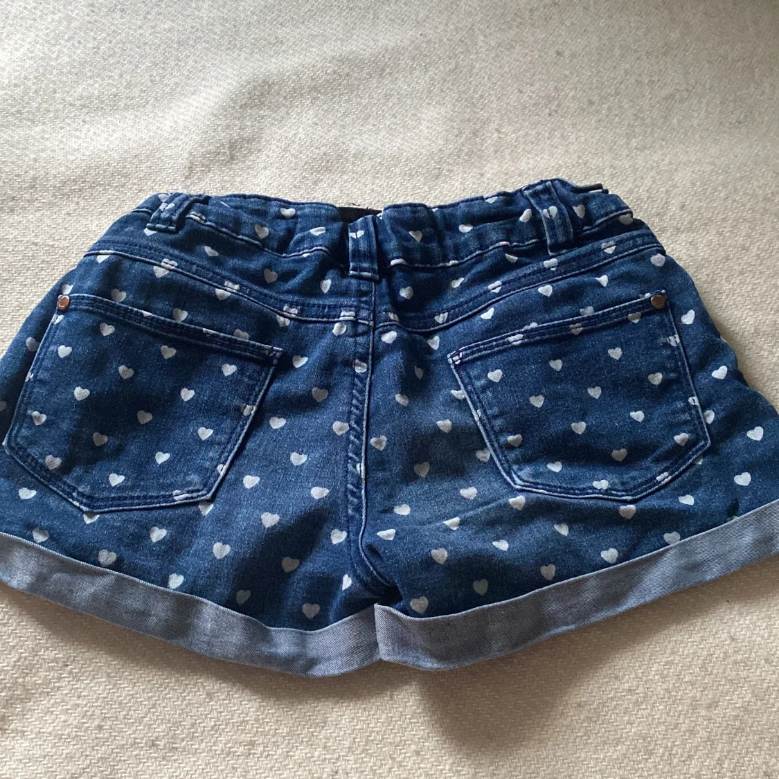 Korta jeansshorts med hjärtan - 91