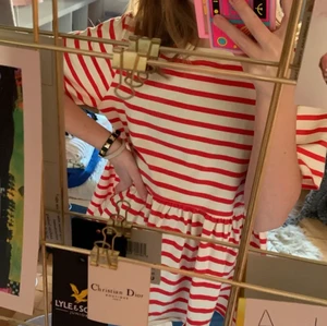 Zara tröja  - Säljer denna tröjan från zara då den inte kommer till användning. Hör av dig vid intresse. Köparen står för frakten! Passar storlekarna xs, s, m