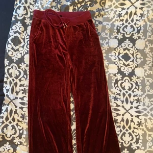 Snygga brallor - Snygga byxor som är vida och raka i benen. Passar bra till allt och är knappt använda, vinröd färg och stretchigt material, köpt för 200kr men säljer för 100kr❤️ frakt ingår inte💞 