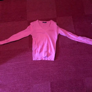 Gant tröja - Den kan göras till en magtröja och sitter fint vid midjan. 