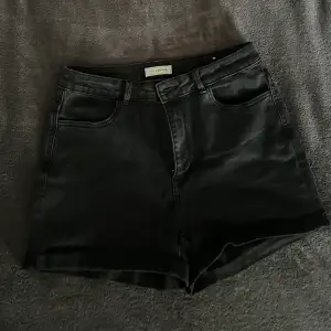 Säljer dessa jätte fina jeans shorts som är ifrån pimkie, säljer pågrund av att dom tyvärr är för stora, dom är andvända några gånger men är i toppen skick💕