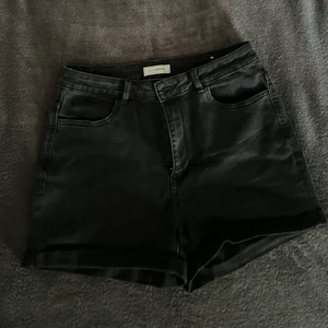 Shorts  - Säljer dessa jätte fina jeans shorts som är ifrån pimkie, säljer pågrund av att dom tyvärr är för stora, dom är andvända några gånger men är i toppen skick💕