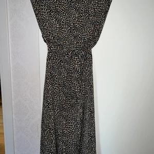 Bandeau klänning - Bandeau klänning med snöre i midjan  Stl L