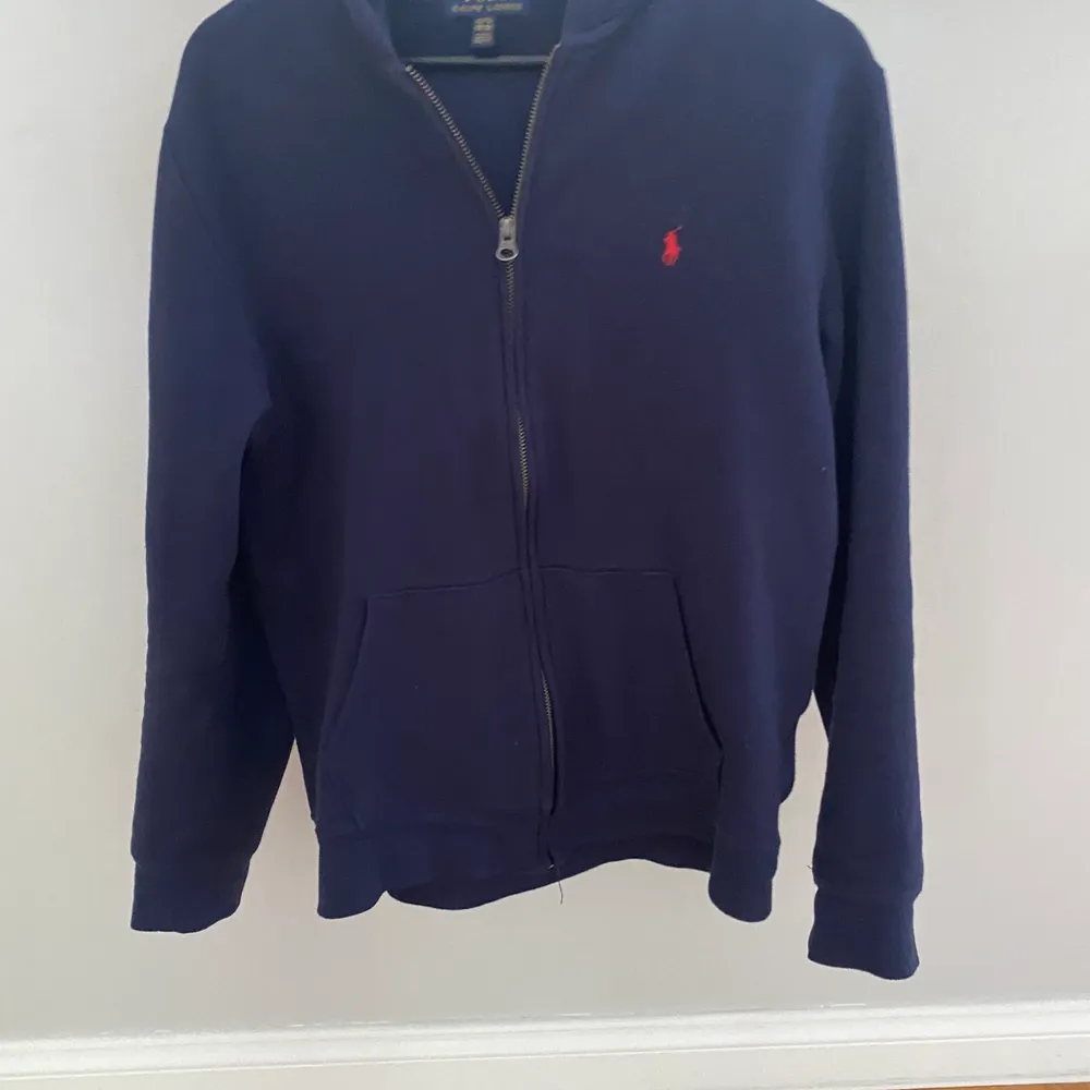 Säljer min Polo zip hoodie då den är för liten, storlek 176 och färg är mörkblå. 400kr. Hoodies.