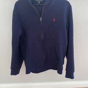 Säljer min Polo zip hoodie då den är för liten, storlek 176 och färg är mörkblå. 400kr