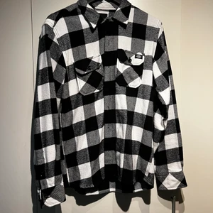 Dickies overshirt  - Overshirt i bra skick  Aldrig använt pga för liten för mig !  Köpare står för frakt!