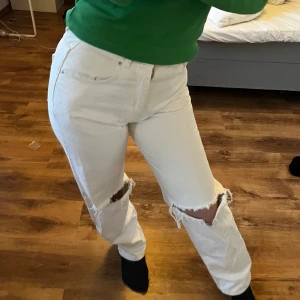 Jeans med hål  - Säljer dessa jeans som är helt oanvända då de inte passar mig längre, köpta för 599. 