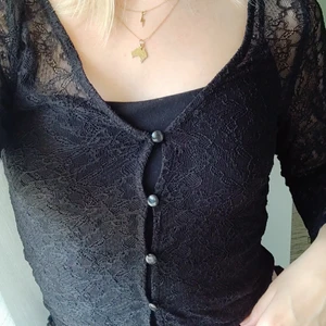 Svart långärmad spets top - Svart spets top från Monki i storlek XS som aldrig kommit till användning då den inte riktigt varit min stil. Tunn, skön och stretching material. Slutsåld på Monkis webbsida.