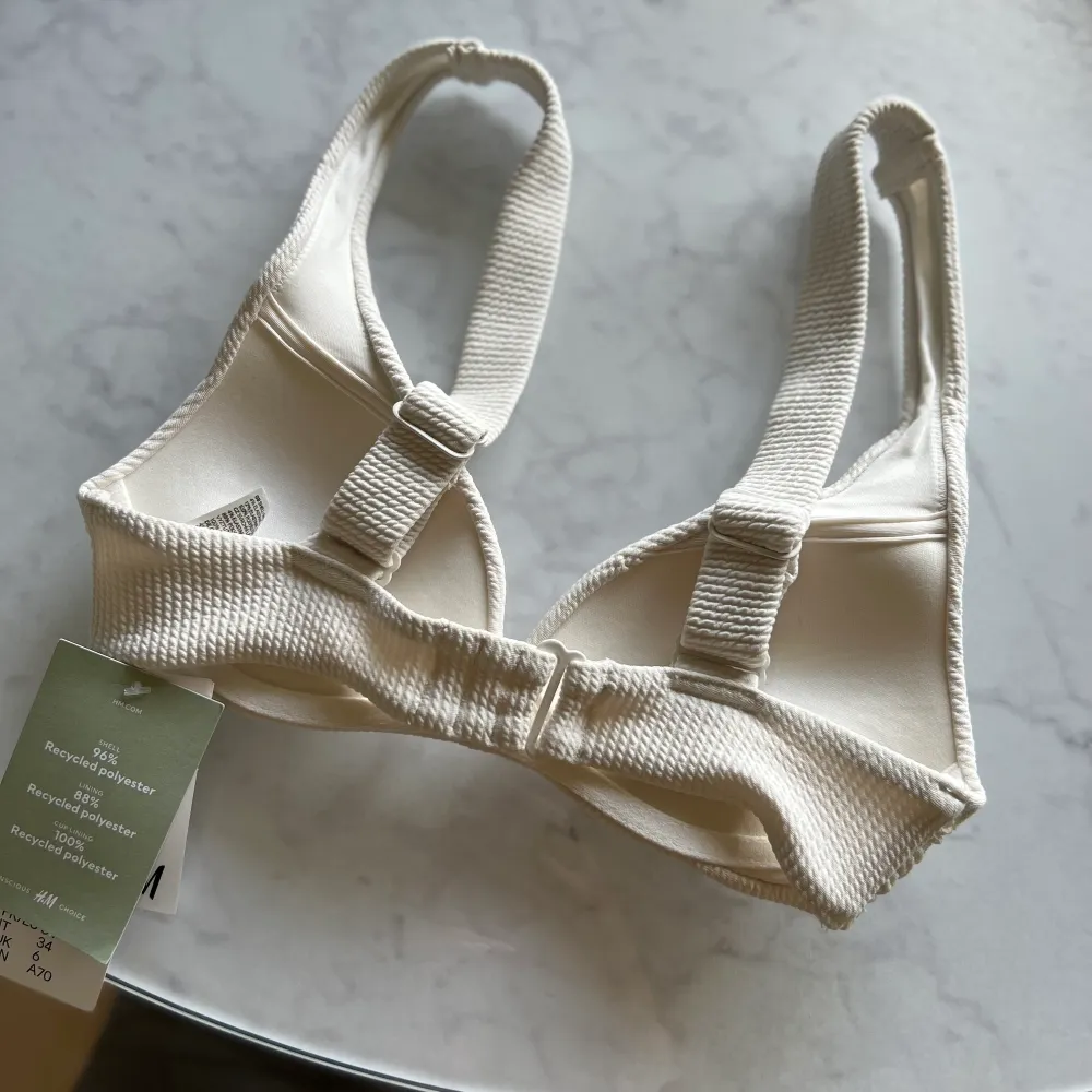 Helt ny Vit / benvit bikini topp från h&m (lite push up). Storlek 34.  Nypris 199kr. Fraktar med postnord 29kr om ni inte önskar något annat fraktalternativ. Bara att skriva om ni vill ha fler bilder eller så ☺️🌸. Övrigt.