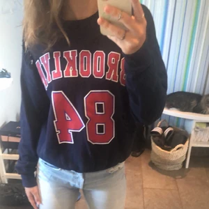 Marinblå sweatshirt - Matinblå swetshirt med rött tryck. ”Slitningarna” ingår i modellen av tröjan😍