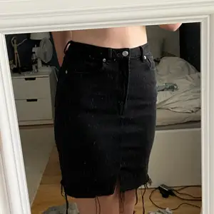 En svart fin jeans kjol som slutar lite över knäna. 125+frakt🌻🌼
