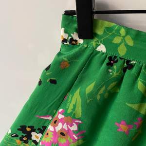 Världens finaste blommiga kjol till sommaren, använd ett fåtal gånger.