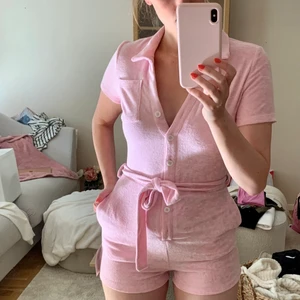 Playsuit i frotté - En oanvänd rosa playsuit i frotté - perfekt och praktiskt för sommartider! Jag tycker om den väldigt mycket men den blir tyvärr liite kort för mig (jag är ca 173). Oanvänd med prislapp kvar. 