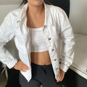 Vit jeansjacka  - Vit jeans jacka från Vero Moda i strlek M. Säljer pågrund av att ja ej använt den så den är i nyskick. 