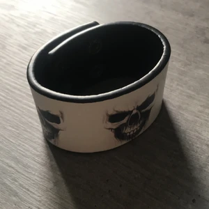 Justerbart dödskalle armband  - I fint skick!