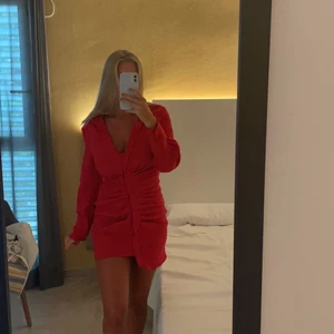 Röd klänning  - Superfin röd klänning från Zara. Aldorg använd, endast testad. Köparen står för frakt🥰💗