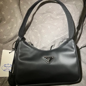 Prada Bag  Re-Edition 2005 Re-Nylon mini bag - Prada Re-Edition 2005 Re-Nylon mini bag  Köptes för 10.200kr men fick som present  Säljee för halva priset❤️ (tar endast swish) pris kan diskuteras  