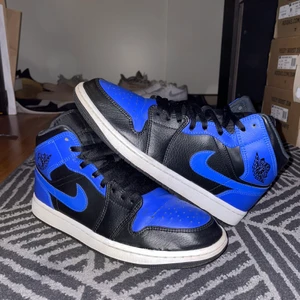 Air Jordan 1 Mid ”Hyper Royal” - Tja hjälper en kompis att sälja dessa hyper Royals i ok skick, Behöver bli av med snabbt och dom är storlek 43. Box finns!  Möts i Jönköping eller fraktas