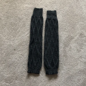 Benvärmare storlek S - Svarta benvärmare med mönster, otroligt mjuka och lena. Säljer för att de inte känns som min stil. Betala först sen kommer jag att skicka dem, rädd för att bli scammad. Om det spelar någon roll så är det köpta i Frankrike. <3