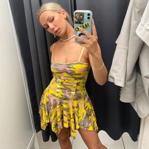 Y2K klänning - Säljer min asballa, cargo gul/rosa/bruna y2k/fairygrunge klänning från Tessa i storlek XS/S🎀⭐️🤎Justerbara band, skönt material och i bra skick. Köpt vintage. Frakt är inte inkluderat i priset:) 