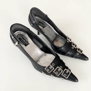 Y2K vintage klackar  - Säljer mina unika, svarta, Y2K klackar köpt vintage i Paris och från märket Bianco⛓🖤Storlek 38 (passar bäst en 37,1/5 eller liten 38). Bra kvalitet! Frakt är inte inkluderat i priset:) 