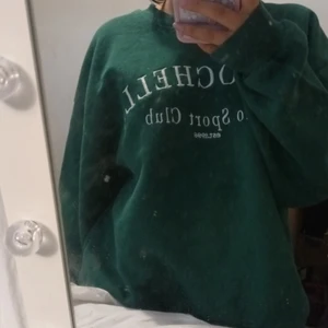 Sweater - En collegetröja från ginatrico, den är slutsåld! Det är nyskick!(spegeln är smutsig) tröjan är oversized på mig och skulle säga att den passar personer med m också och xs/s om dom vill ha en oversized look!(öppen för byten)