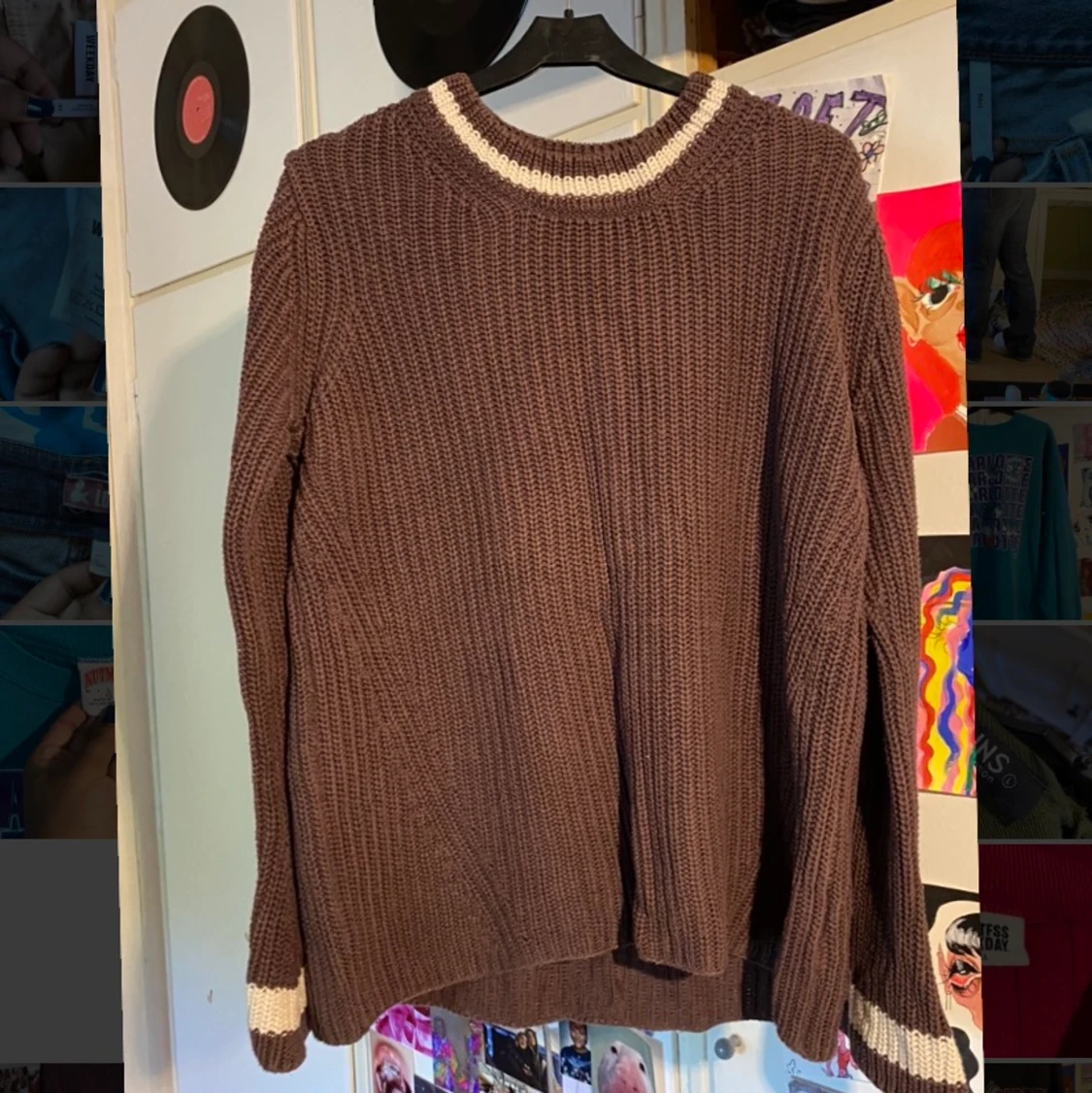 Stickad tröja med vida ärmar